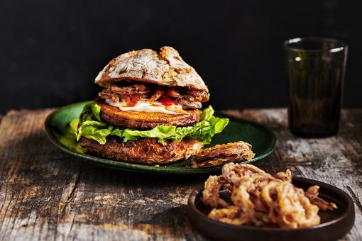 Burger met skinny onionrings 