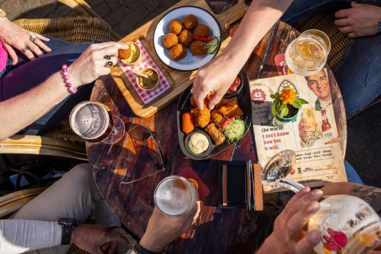 Terras met borrelmaatjes